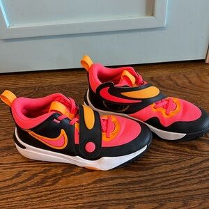 Nike Grade School Kids Team Hustle D 11 Basketball Shoe size 5.5Y high top